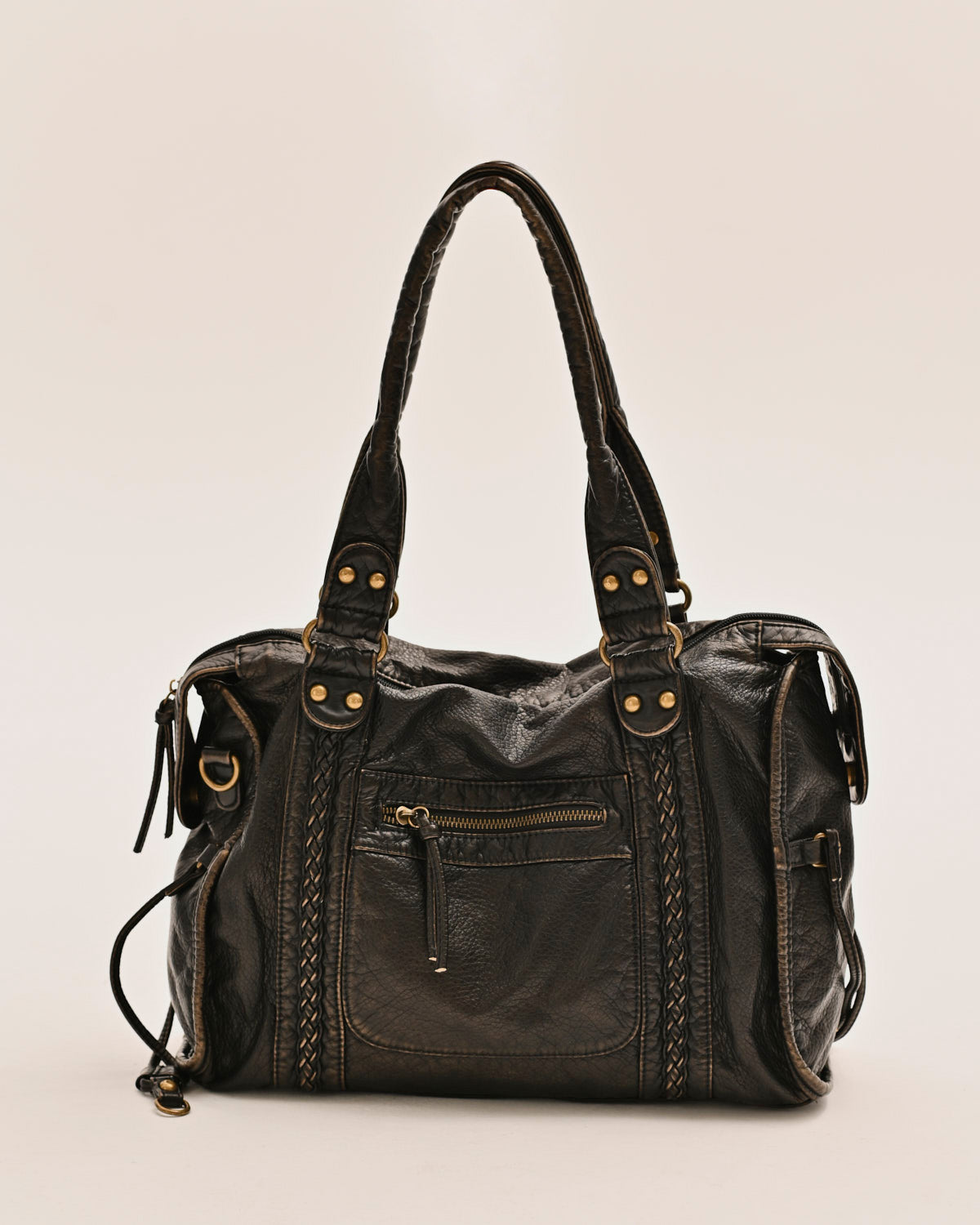 Edyisa black leather city bag with the shoulder strap attached